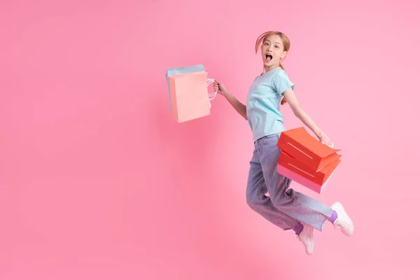 Giovane Donna Asiatica Possesso Shopping Bag Sfondo Rosa — Foto Stock