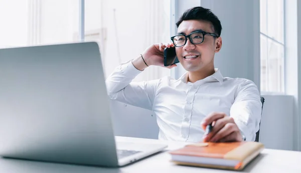 Joven Empresario Asiático Trabajando Oficina —  Fotos de Stock