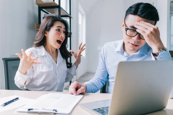 İki Asyalı meslektaşı hararetli bir şekilde tartışıyor.