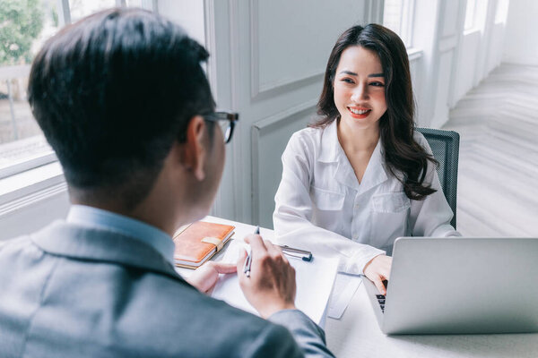 Два азиатских бизнесмена, работающих в офисе