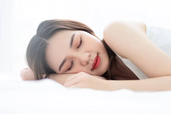 ベッドの中の若いアジア人女性のイメージ — ストック写真