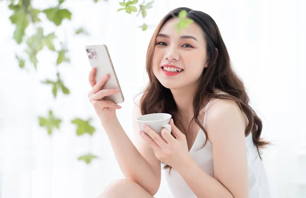 Jovem Mulher Asiática Usando Smartphone Casa Pela Manhã — Fotografia de Stock