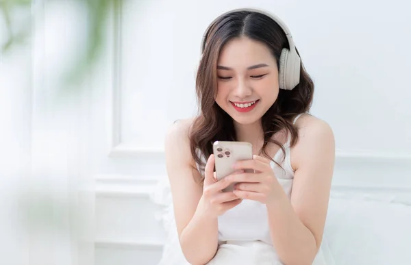 Imagen Una Joven Asiática Escuchando Música Casa Por Mañana — Foto de Stock
