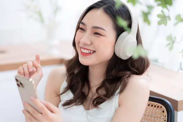 Bild Ung Asiatisk Kvinna Som Lyssnar Musik Hemma Morgonen — Stockfoto