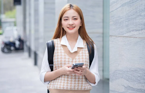Młoda Azji Kobieta Pomocą Smartfona Ulicy — Zdjęcie stockowe