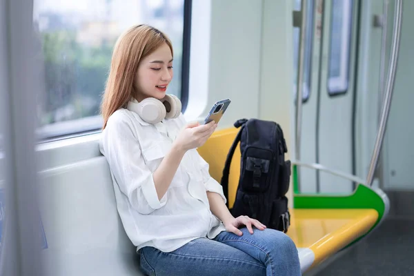 Obraz Młodej Azjatki Korzystającej Smartfona Metrze — Zdjęcie stockowe