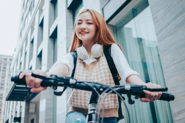 Молодая Азиатка Использует Велосипед Средство Передвижения — стоковое фото