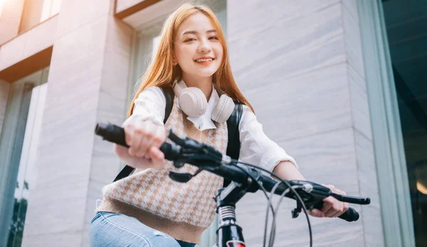 Молодая Азиатка Использует Велосипед Средство Передвижения — стоковое фото