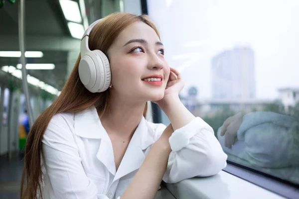 Bild Vacker Ung Asiatisk Kvinna Tunnelbanan — Stockfoto