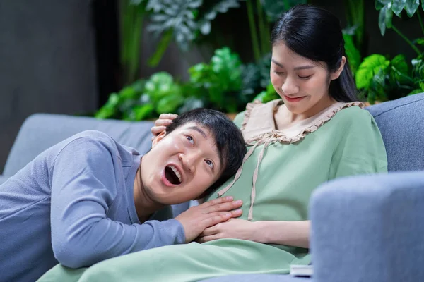 Jóvenes Asiáticos Recién Casados Felices Estar Embarazadas —  Fotos de Stock