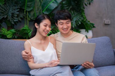 Genç Asyalı çift evde.