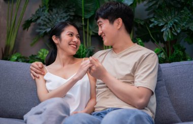 Genç Asyalı çift evde.