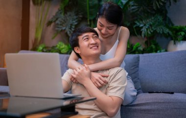 Genç Asyalı çift evde.