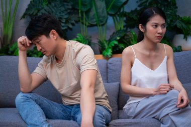 Genç Asyalı çift birbiriyle tartışıyor.