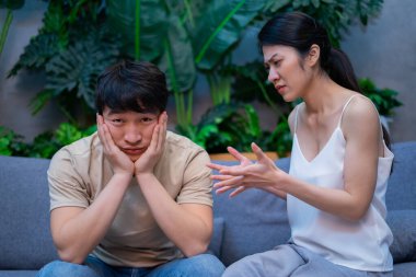 Genç Asyalı çift birbiriyle tartışıyor.