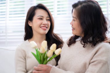 Asyalı anne ve kızının evde görüntüsü