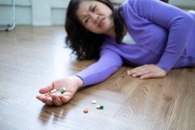 Yaşlı Asyalı evde felç geçiriyor.