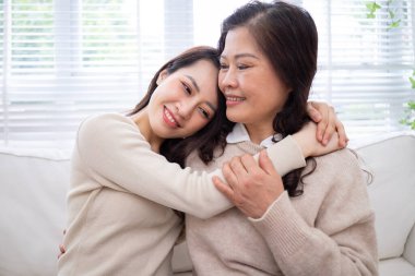 Asyalı anne ve kızının evde görüntüsü