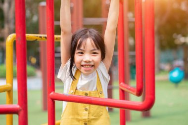 Parkta oynayan Asyalı çocuk