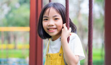 Parkta oynayan Asyalı çocuk