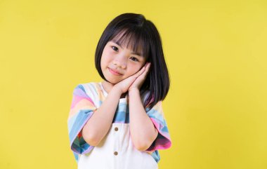 Sarı arka planda Asyalı bir çocuğun portresi