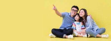 Arka planda genç Asyalı aile portresi