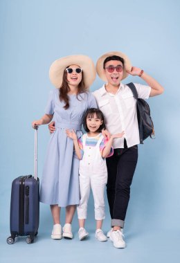 Genç Asyalı aile seyahati konsepti görüntüsü