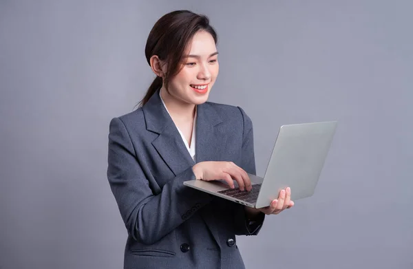 Jovem Mulher Negócios Asiática Vestindo Terno Usando Laptop Cinza Baclground — Fotografia de Stock