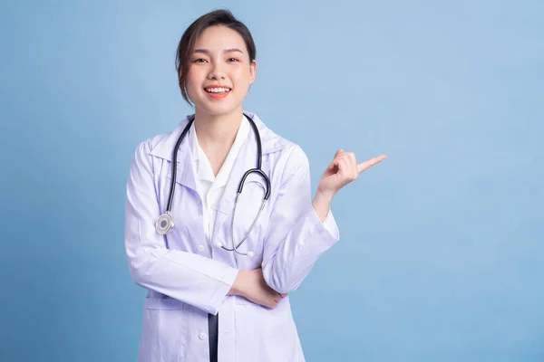 Joven Asiática Médico Pie Sobre Fondo Azul —  Fotos de Stock