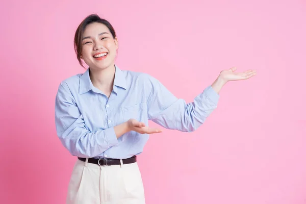 Immagine Giovane Bella Ragazza Asiatica Posa Sfondo Rosa — Foto Stock