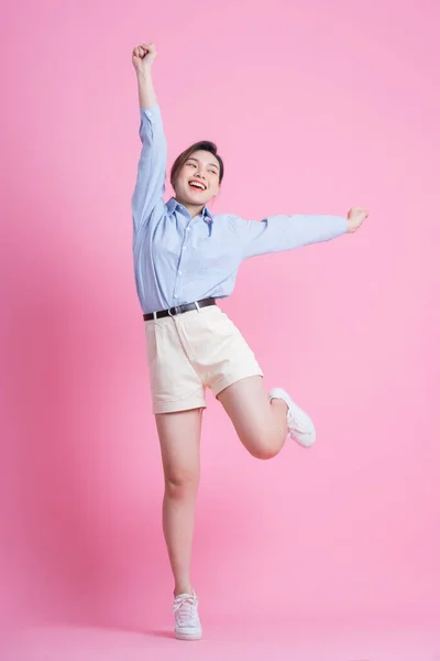 Volledige Afbeelding Van Jonge Aziatische Vrouw Poseren Roze Achtergrond — Stockfoto