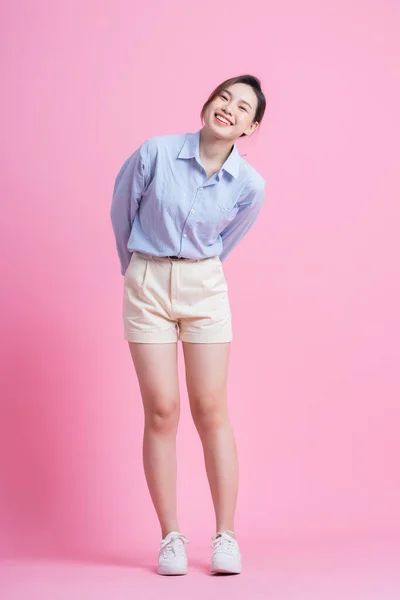 Immagine Completa Giovane Donna Asiatica Posa Sfondo Rosa — Foto Stock
