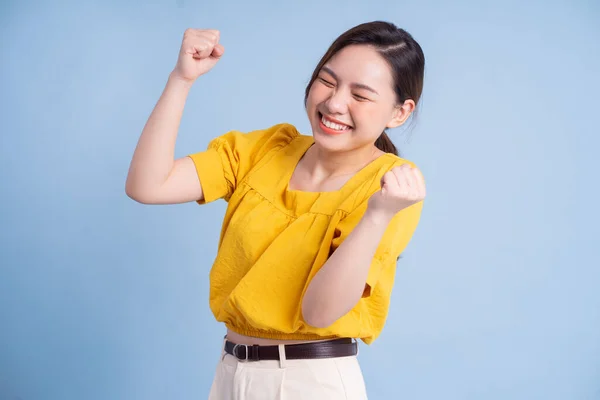 Jong Aziatisch Meisje Dragen Geel Shirt Poseren Blauw Achtergrond — Stockfoto