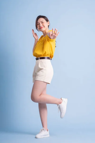 Volledige Lengte Afbeelding Van Jong Aziatisch Vrouw Poseren Blauw Achtergrond — Stockfoto
