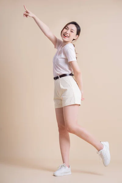 Volledige Lengte Afbeelding Van Jong Aziatisch Vrouw Poseren Achtergrond — Stockfoto