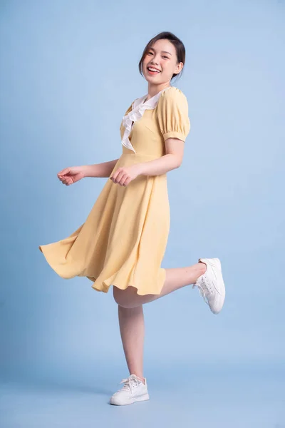 Гарна Дівчина Азії Танцює Синьому Фоні — стокове фото