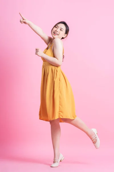 Гарна Дівчина Азії Танцює Рожевому Фоні — стокове фото