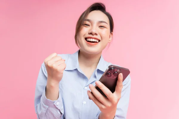 Immagine Della Giovane Ragazza Asiatica Che Tiene Smartphone Sfondo Rosa — Foto Stock