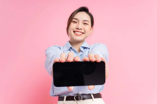 Obraz Młodej Azjatki Gospodarstwa Smartfon Różowym Tle — Zdjęcie stockowe