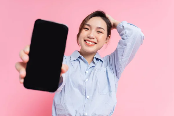 Imagem Jovem Menina Asiática Segurando Smartphone Fundo Rosa — Fotografia de Stock