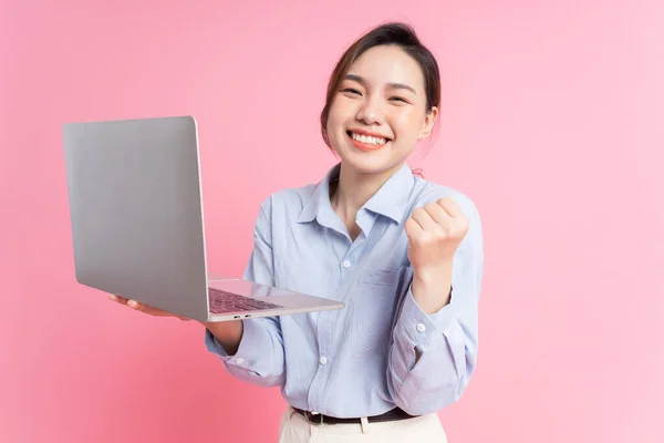 Imagem Jovem Mulher Negócios Asiática Segurando Laptop Fundo Rosa — Fotografia de Stock