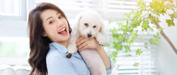 Jovem Mulher Asiática Brincando Com Cão Casa — Fotografia de Stock