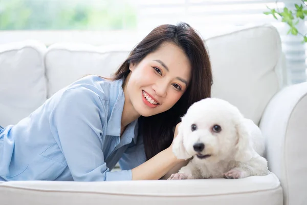 Jovem Mulher Asiática Brincando Com Cão Casa — Fotografia de Stock