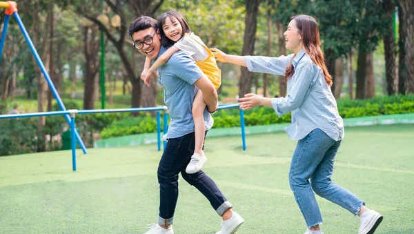 Изображение Молодой Азиатской Семьи Играющей Вместе Парке — стоковое фото