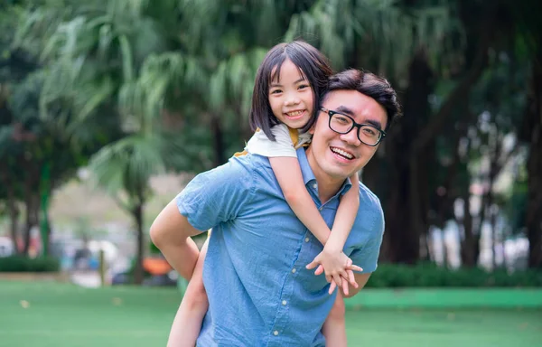 Изображение Азиатского Отца Дочери Играющих Вместе Парке — стоковое фото