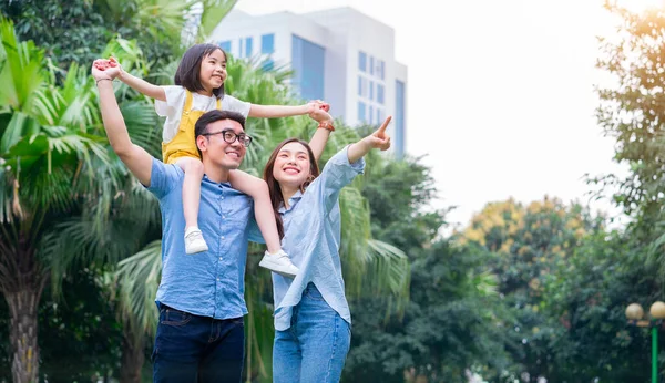 Parkta birlikte oynayan Asyalı genç bir ailenin görüntüsü