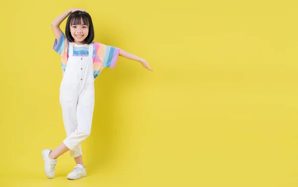 Imagem Comprimento Total Criança Asiática Posando Fundo Amarelo — Fotografia de Stock
