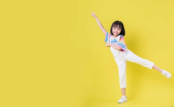 Полная Длина Изображения Азиатского Ребенка Позирующего Жёлтом Фоне — стоковое фото