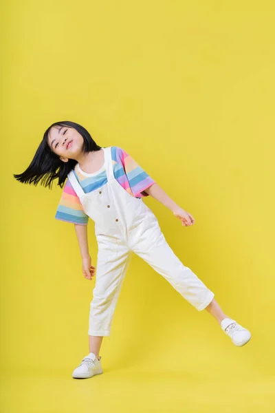 Повний Образ Азіатської Дитини Жовтому Тлі — стокове фото