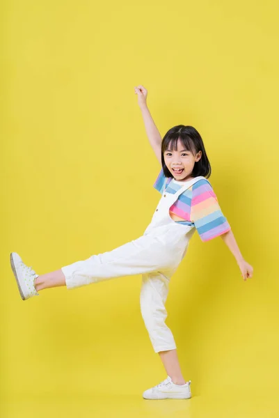 Повний Образ Азіатської Дитини Жовтому Тлі — стокове фото